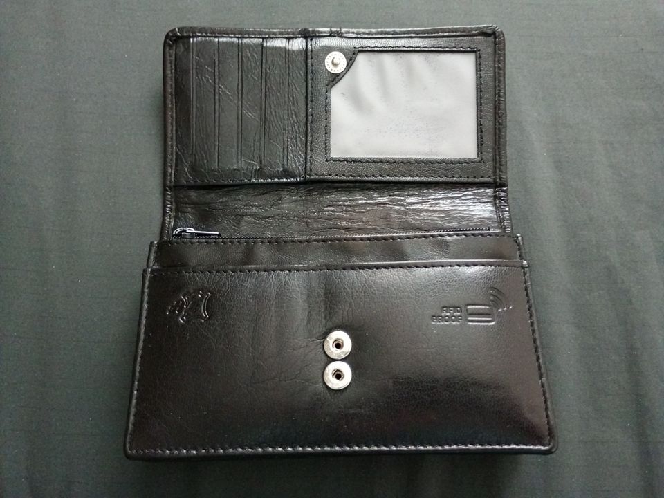 Musta nahka lompakko