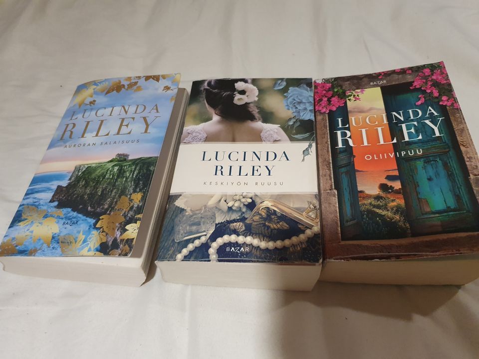 Lucinda Rileyn kirjoja