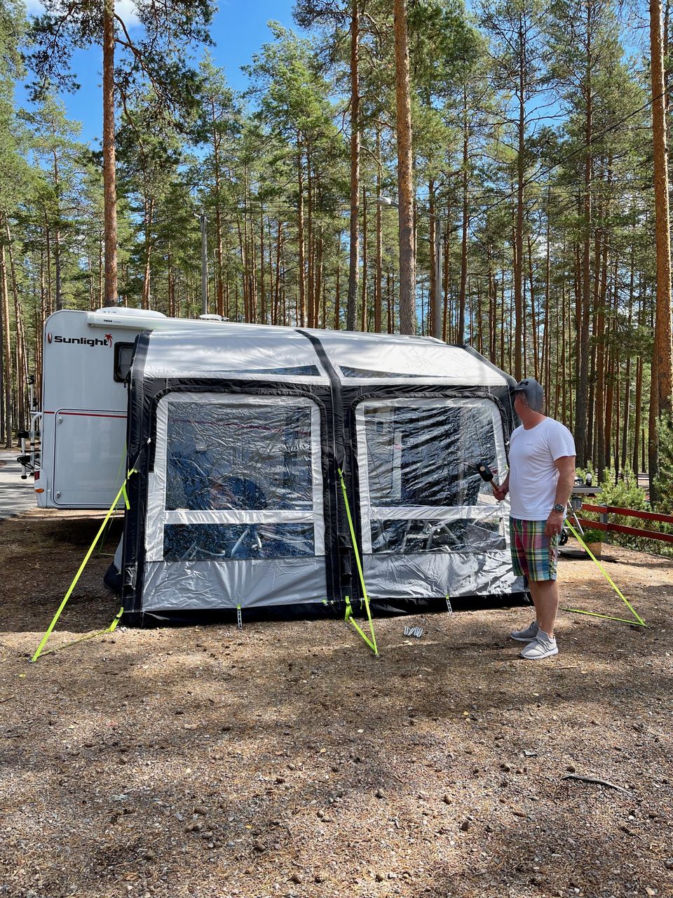 Ilmatäytteinen etuteltta Kampa Rally Air Pro 330, sarjan oma matto ja sisäkatto.