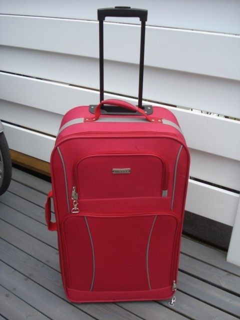 Pehmeä, punainen veto-/matkalaukku pyörillä