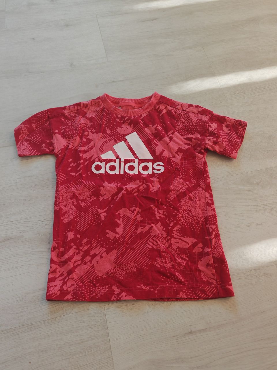 Puna pohjainen Adidas t-paita 140