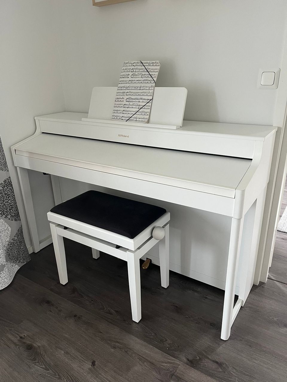 Roland digitaalinen piano HP702 + penkki