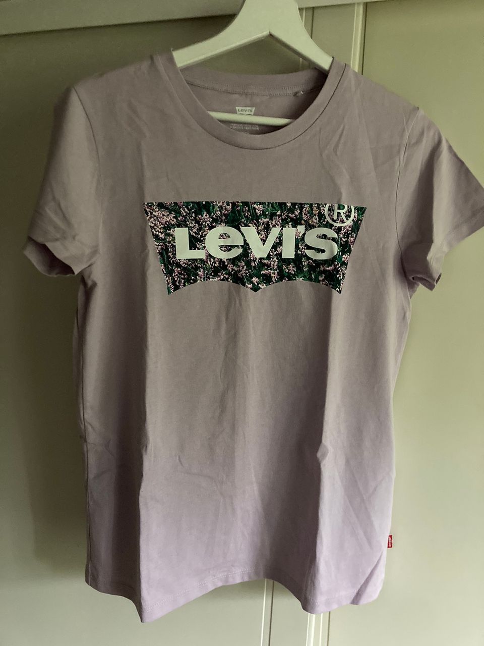Käyttämätön Levis T-paita, S