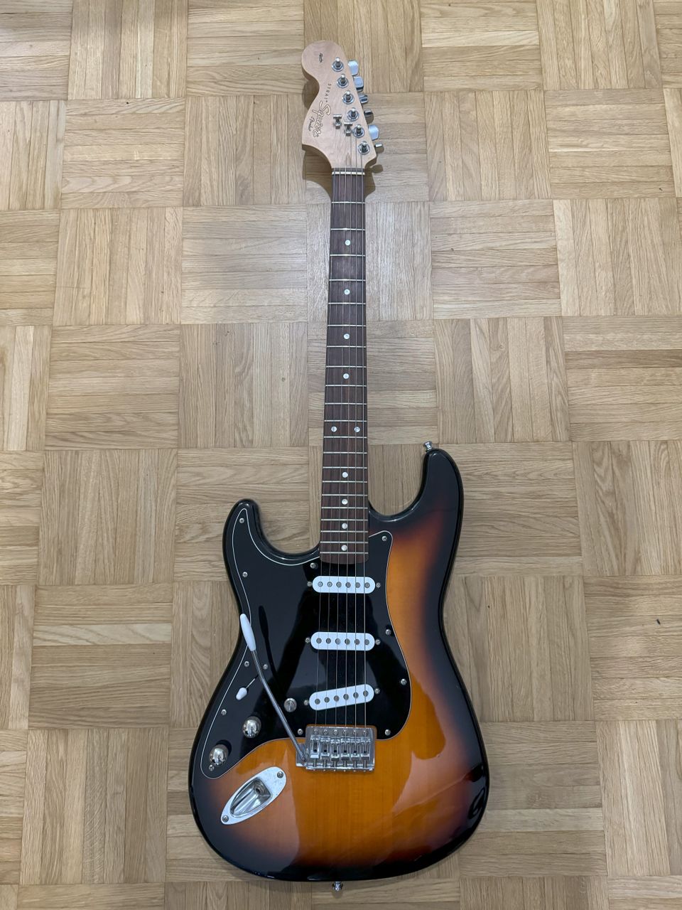 Vasenkätinen Squier Affinity Stratocaster -sähkökitara