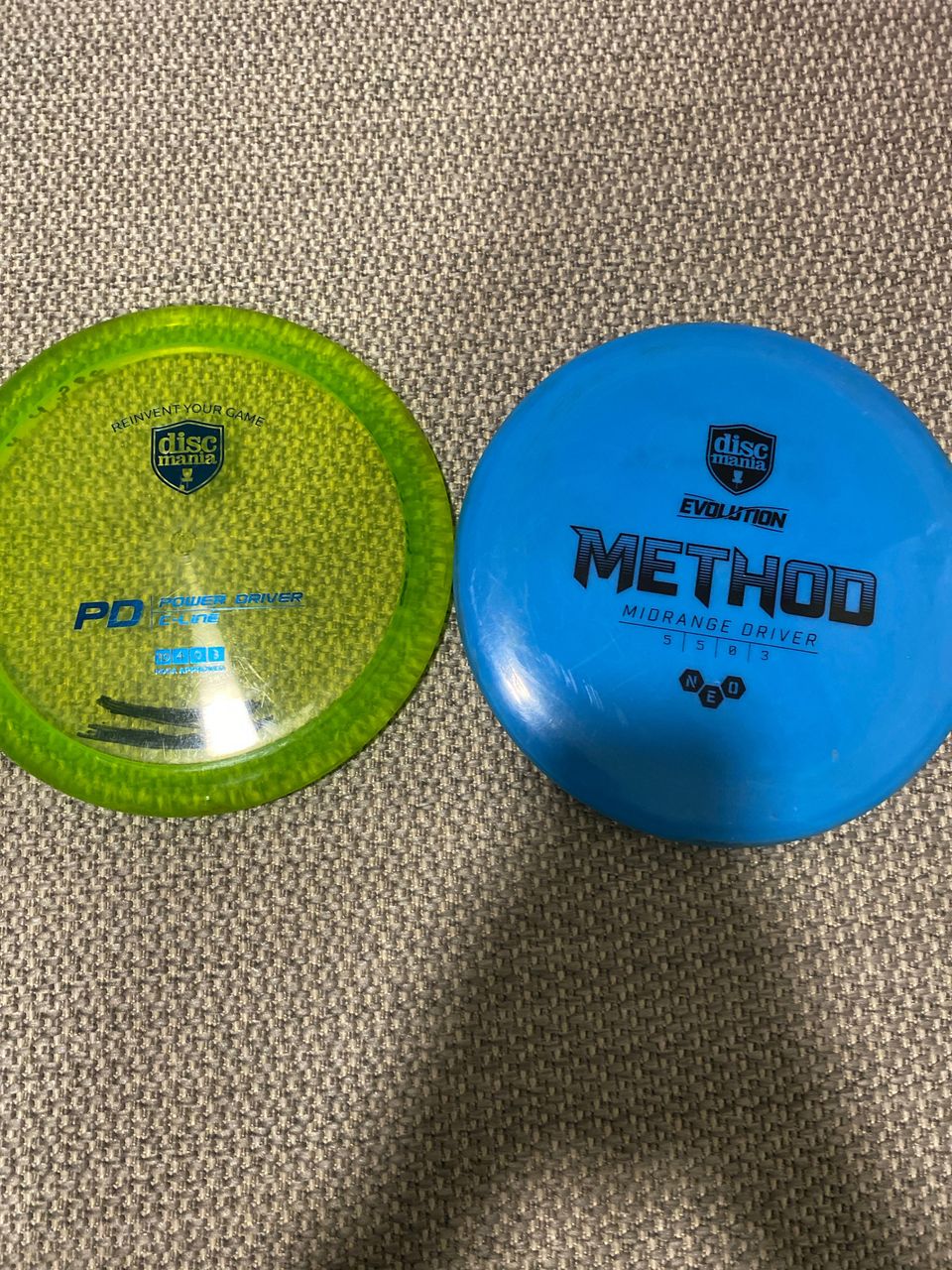 Kaksi frisbee golf kiekkoa