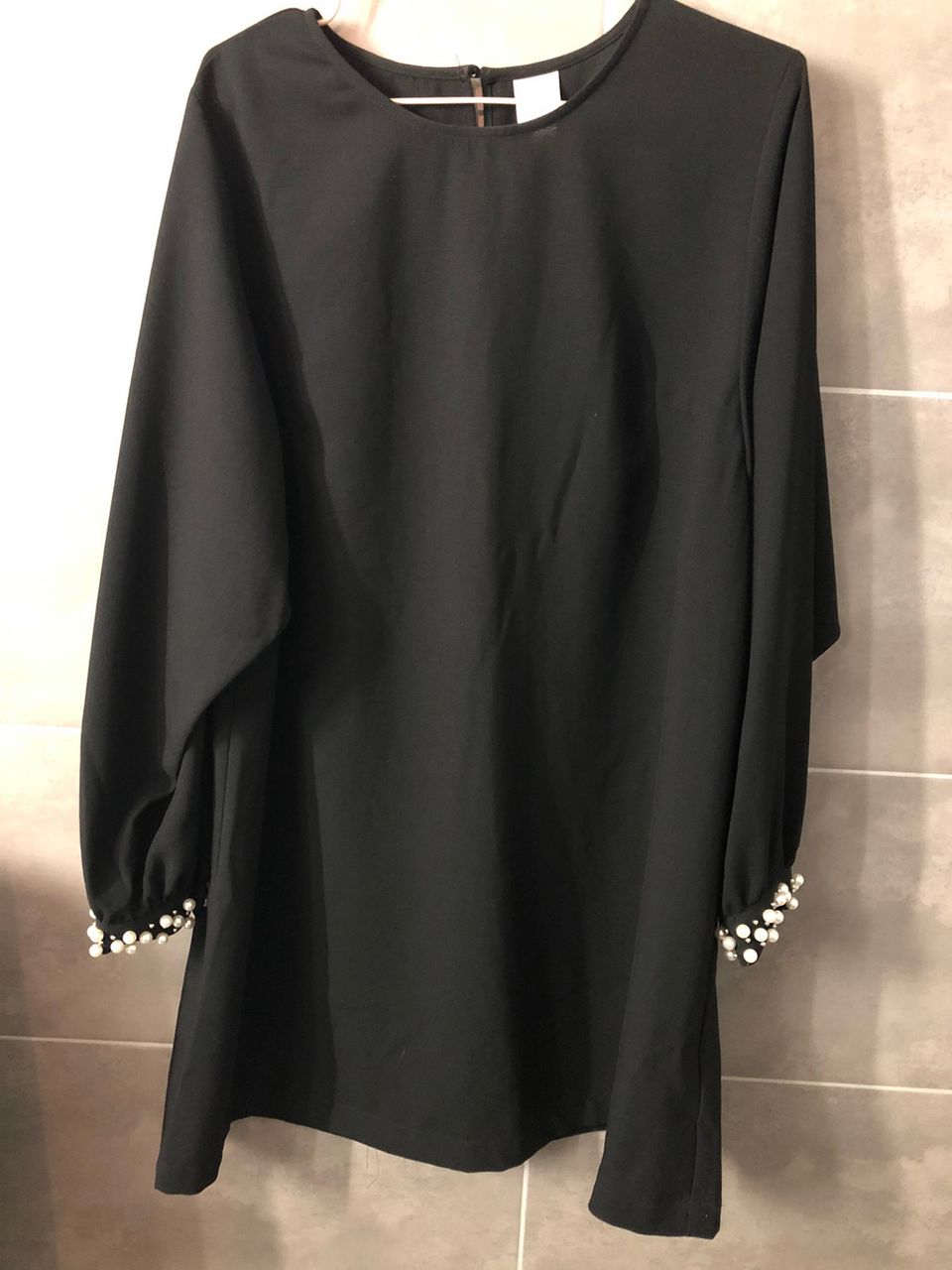 Musta H&M mekko helmihihansuilla