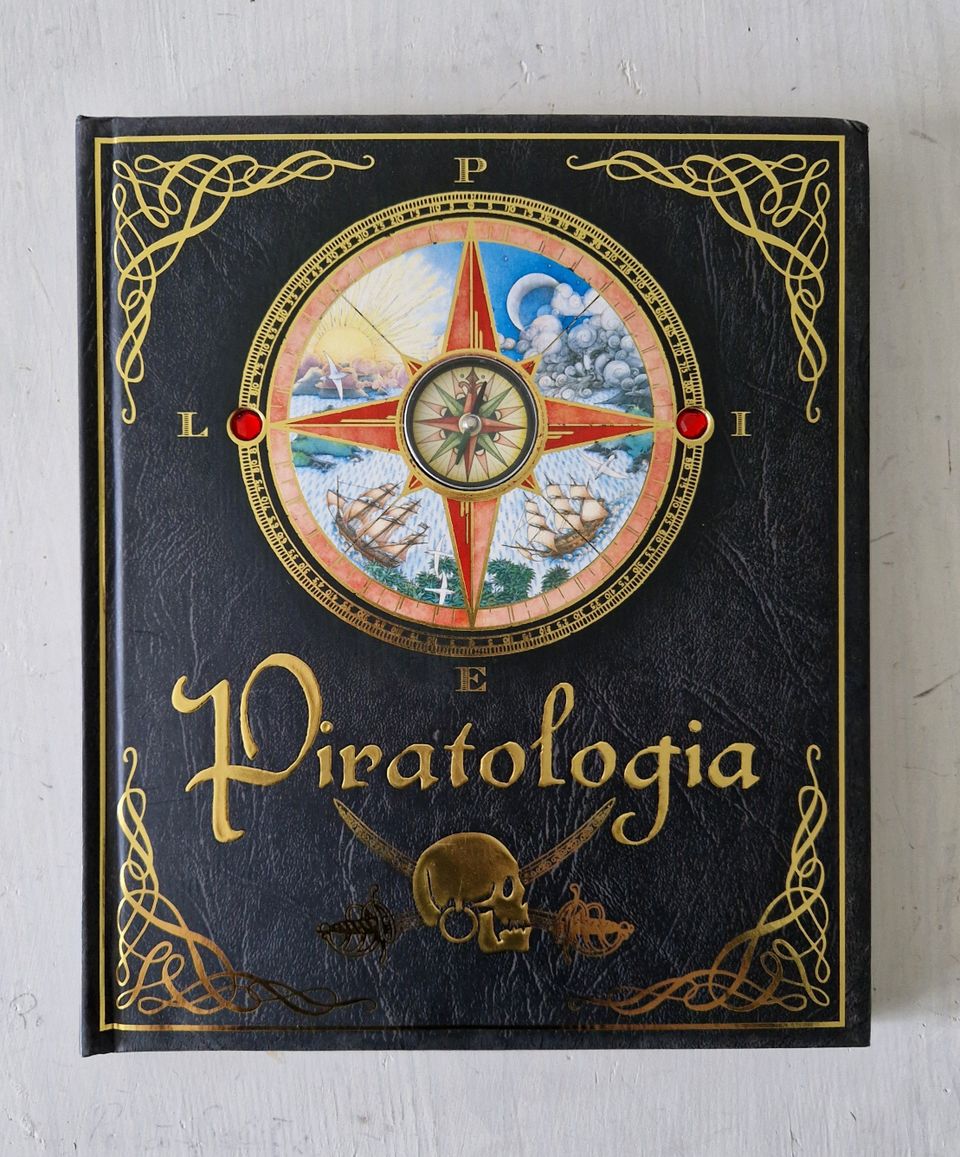 Piratologia -kirja, sidottu