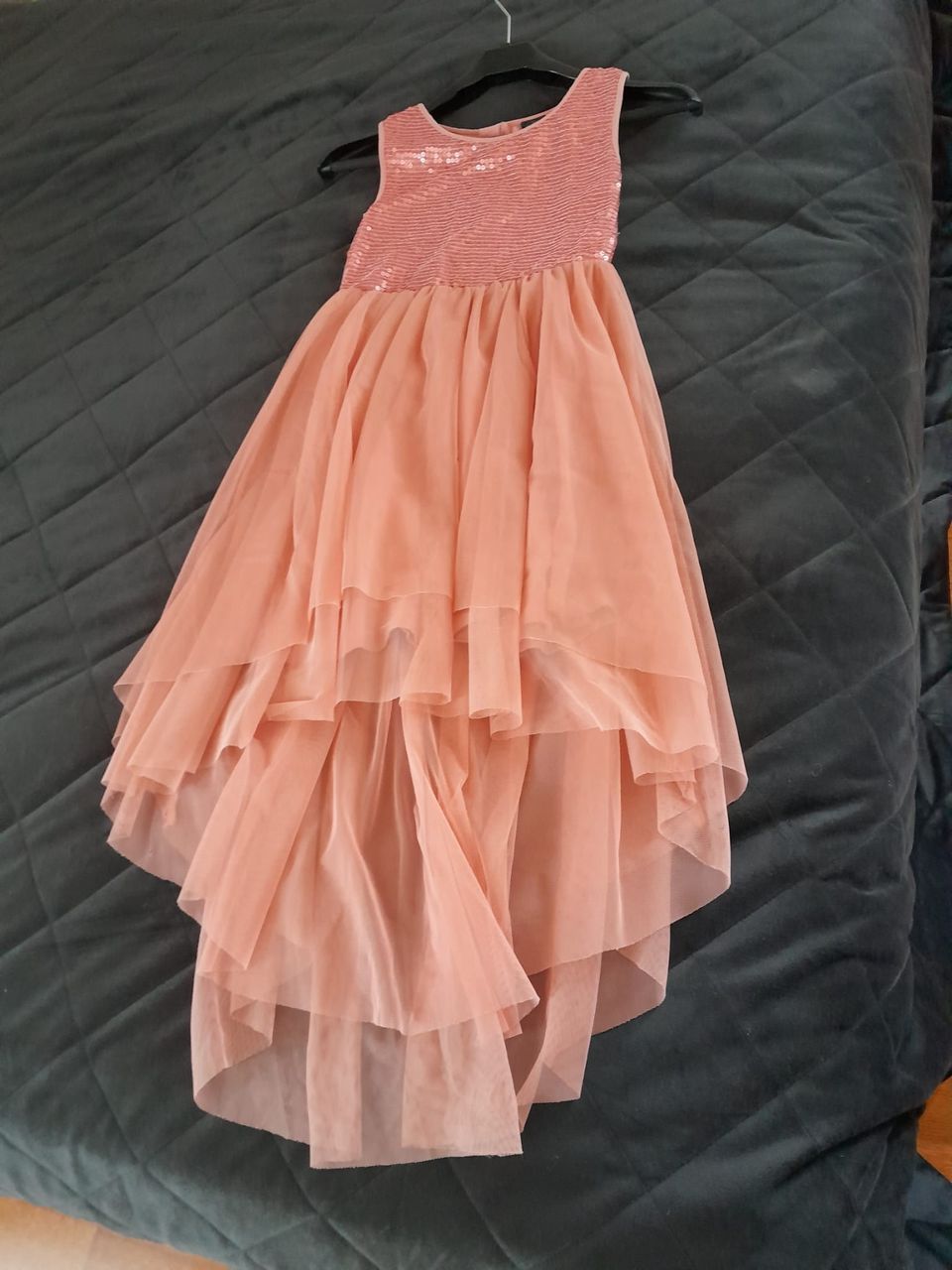 Vaaleanpunainen, pitkähelmainen mekko paljettiyläosalla