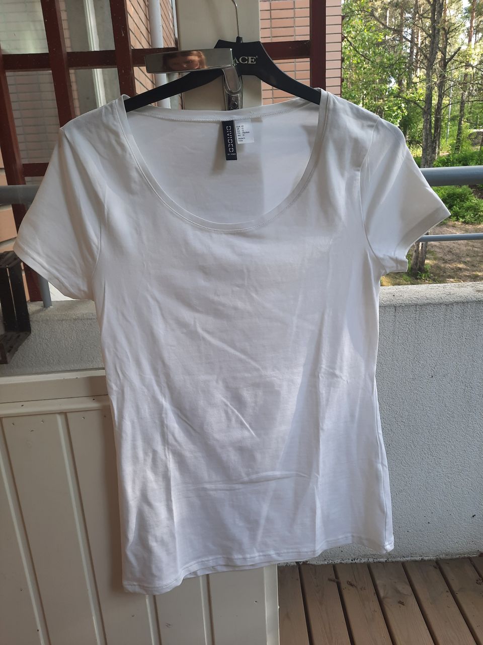 Käyttämätön valkoinen T-paita. Koko n.M-L