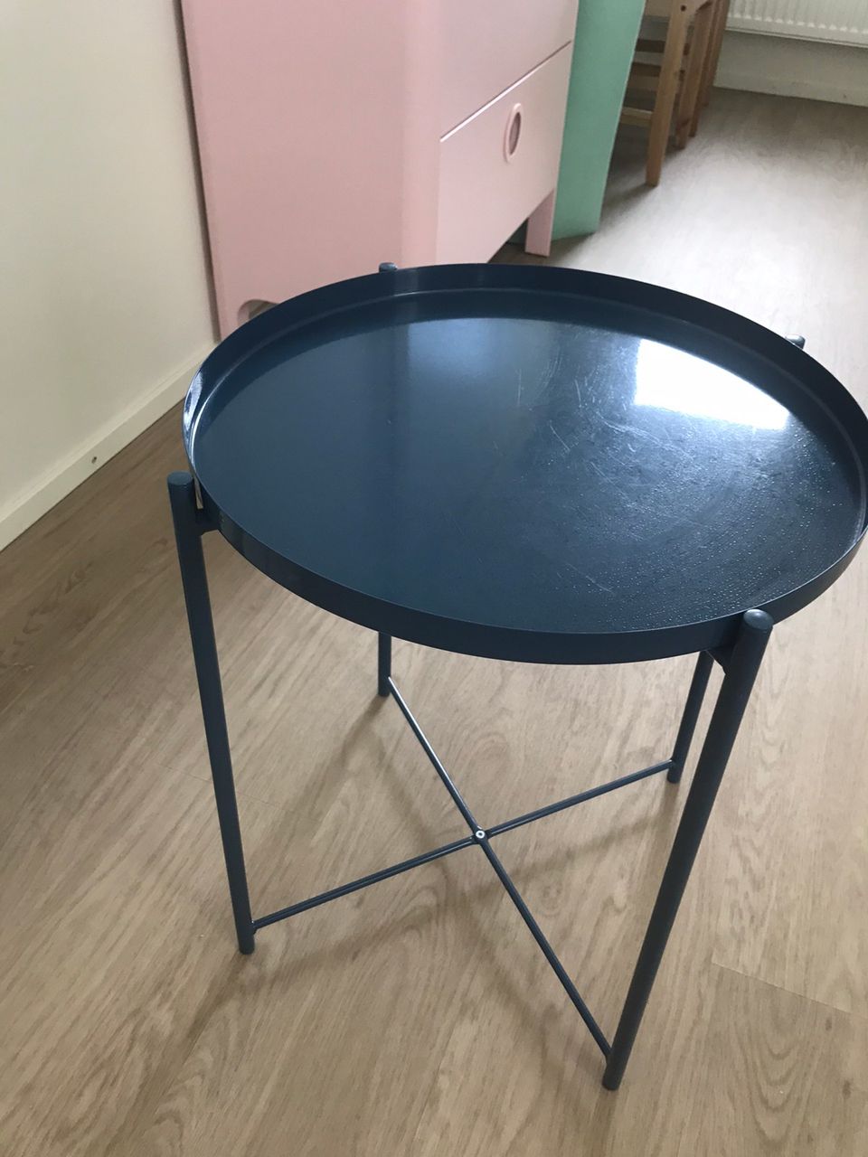 Metallinen IKEA GLADOM Tarjotinpöytä