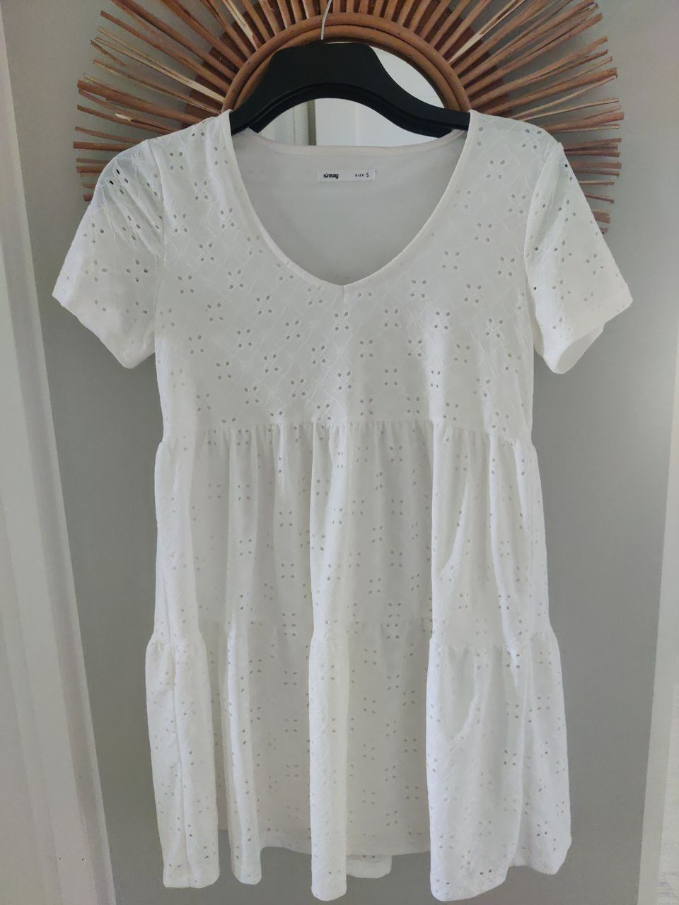 Valkoinen uusi mekko