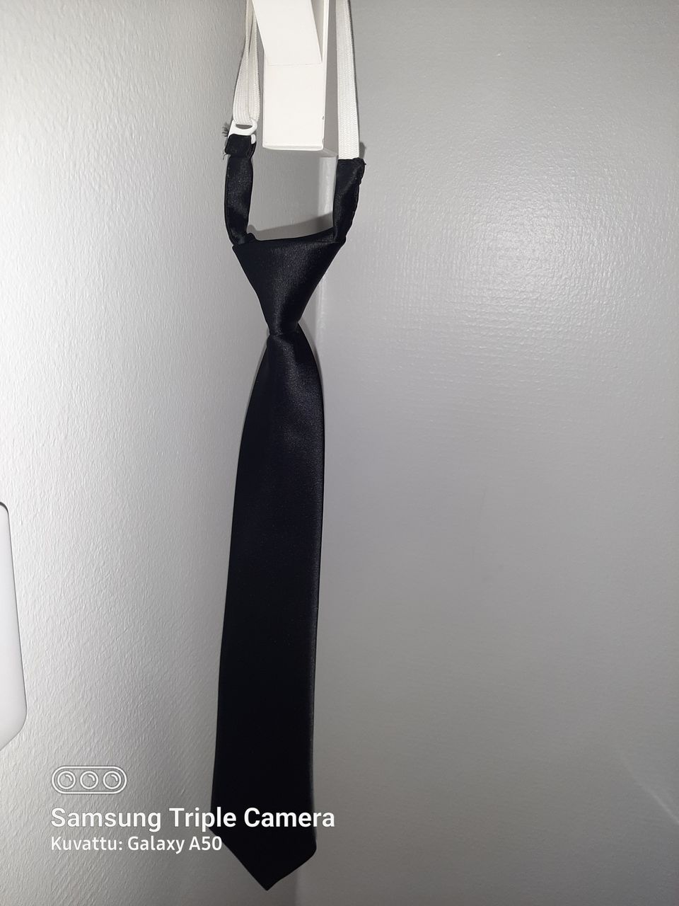 Lasten musta kravatti
