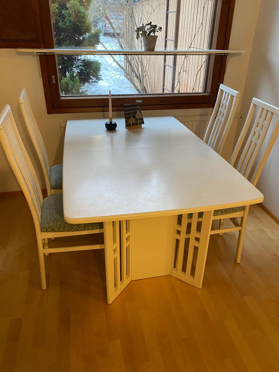 Jatkettava ruokapöytä + 6 tuolia