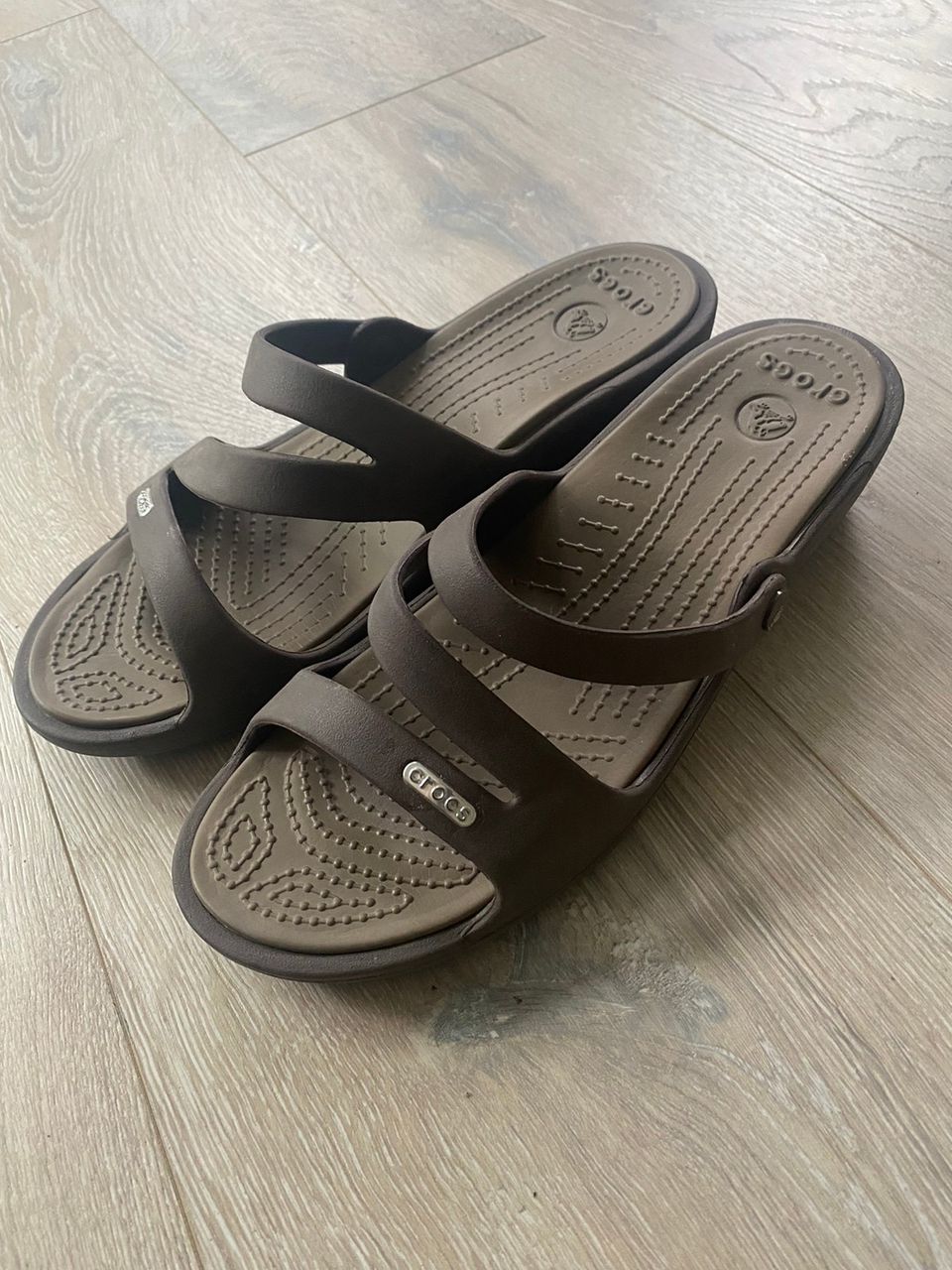Crocs naisten sandaalit W8 (39)