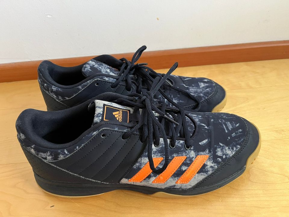 Adidas sisäpelikengät 45 1/3