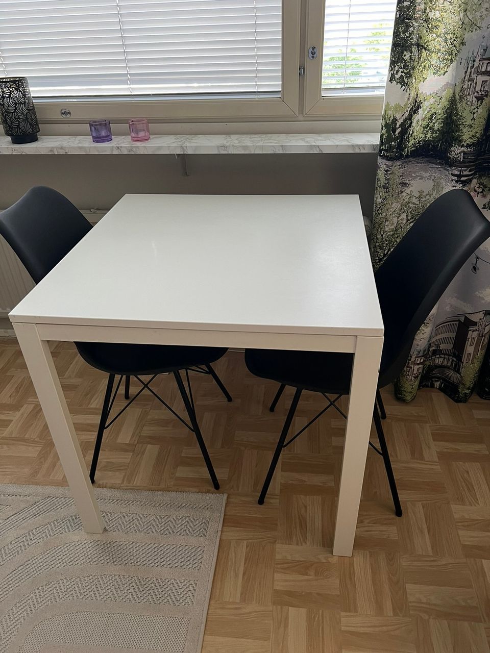 Ikean Melltorp ruokapöytä sekä kaksi Jyskin Klarup tuolia