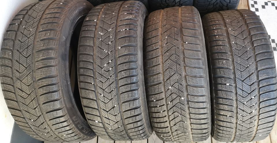 18" Vähän ajetut Pirelli 235/45 kitkarenkaat