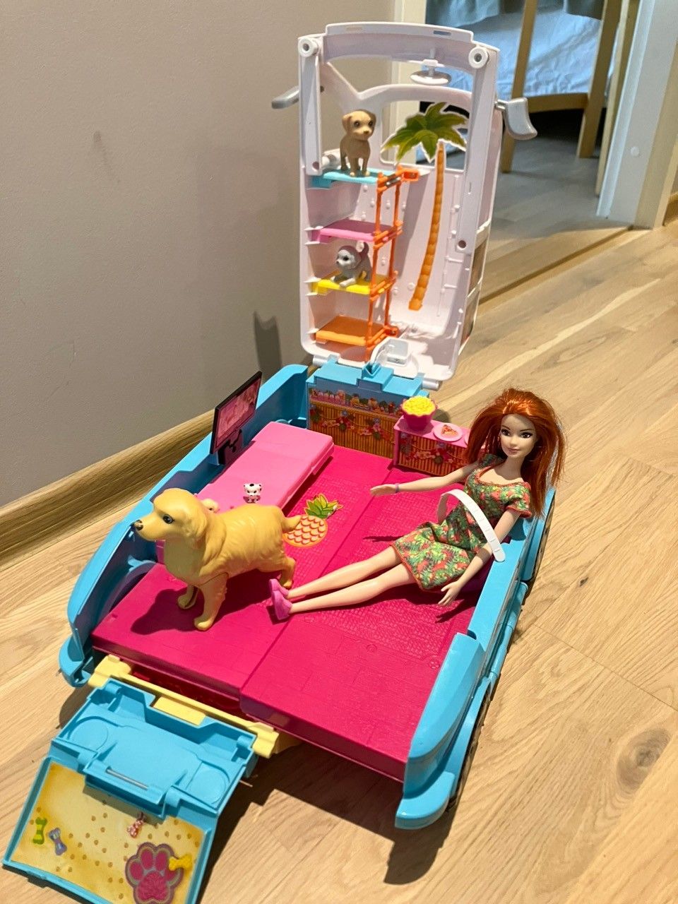 Barbie koirien matkailuauto