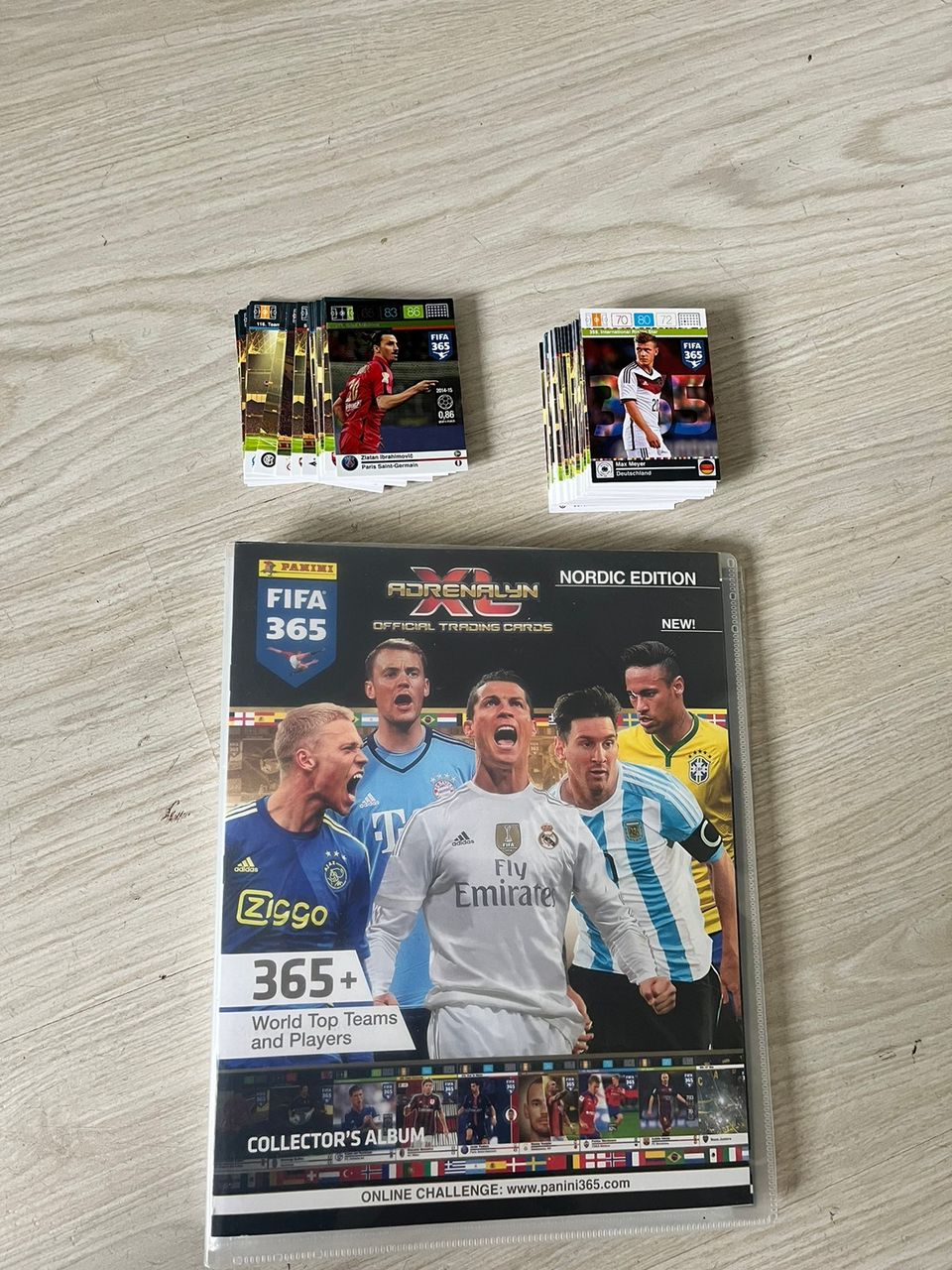 Panini Adrenalyn XL 2015 Nordic edition keräilykansio ja jalkapallokortteja