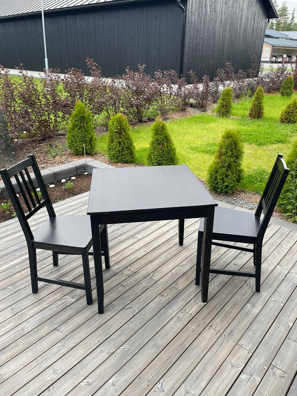 Pöytä ja kaksi tuolia