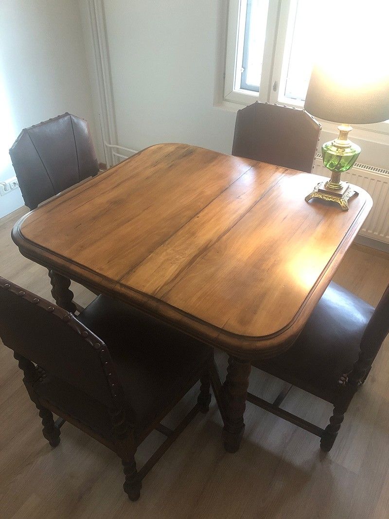 Antiikki pöydä ja 4 tuoli