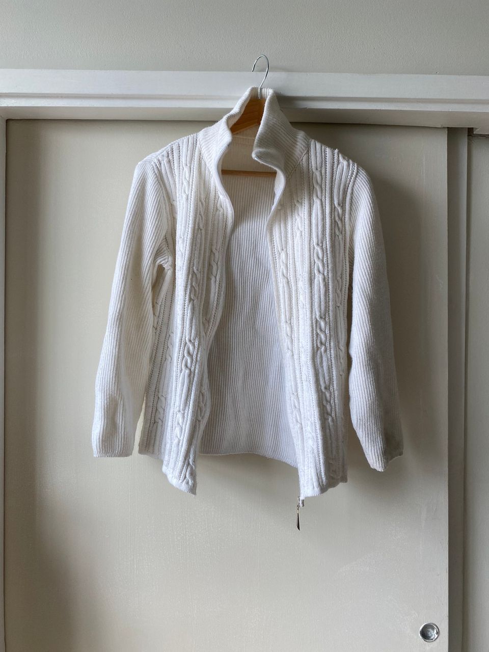 Valkoinen neule / jakku