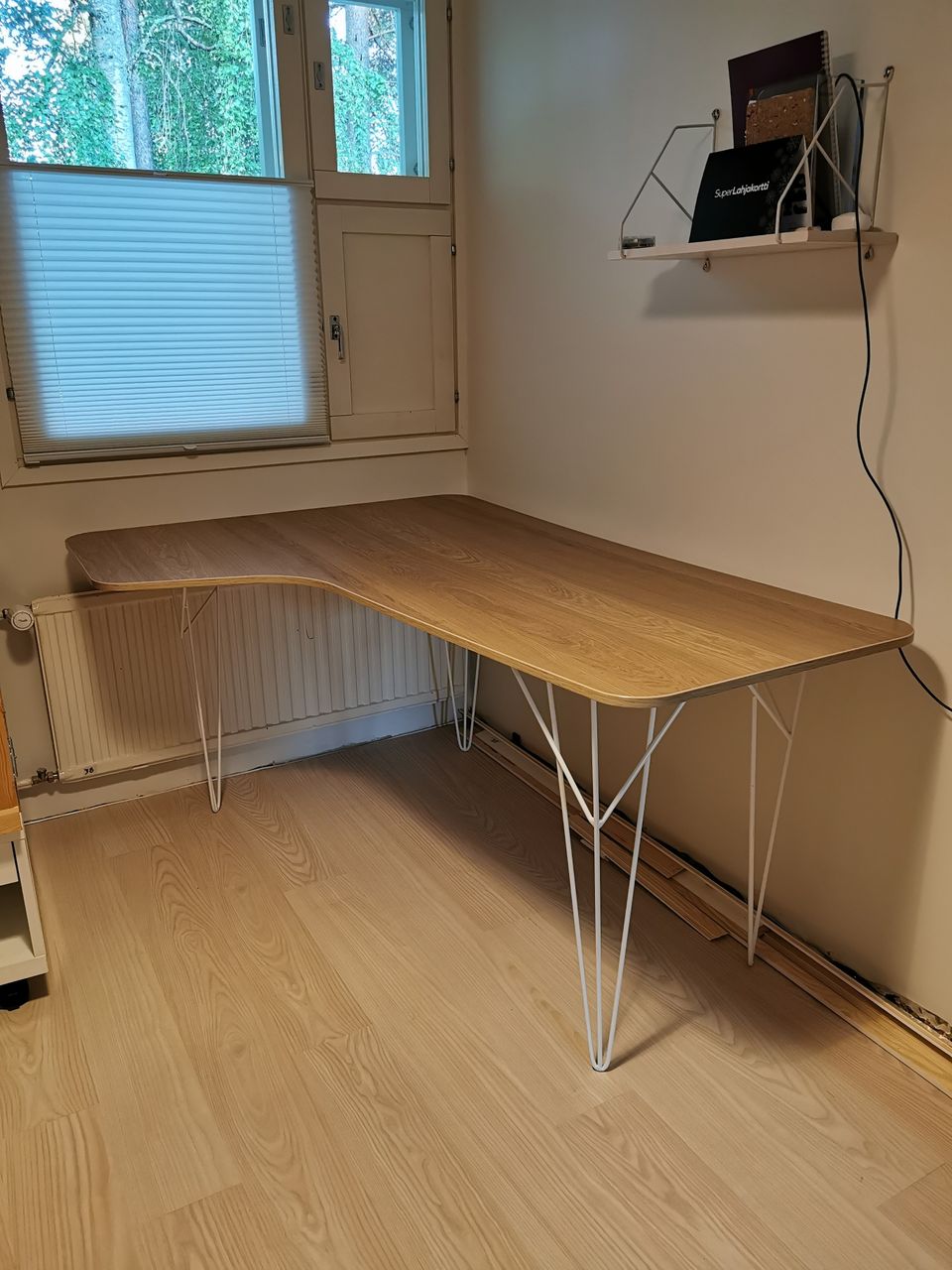 Ikea työpöytä ja pinnijalat