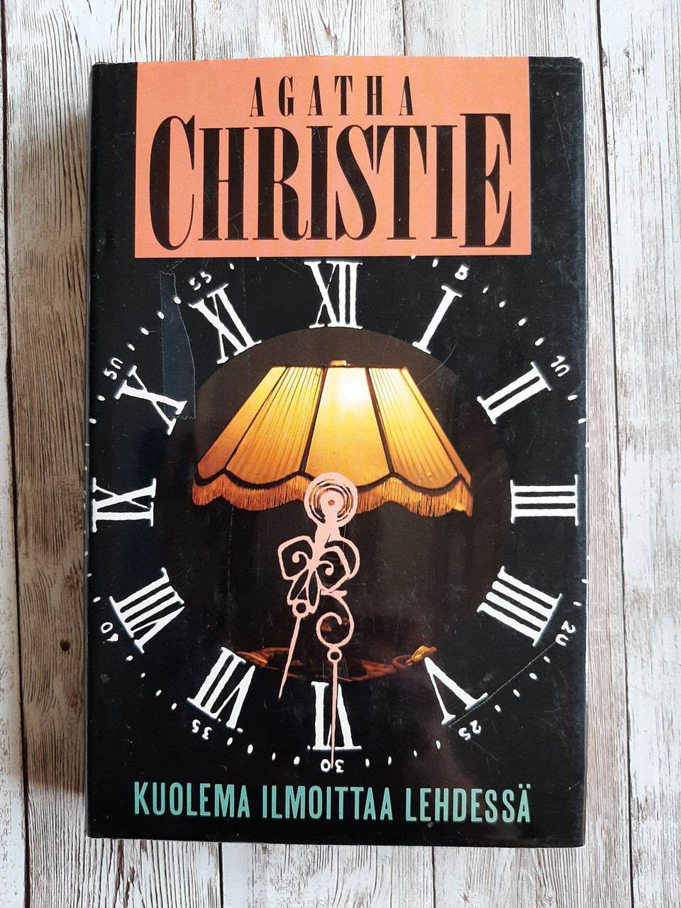 Kirja:Agatha Christie: Kuolema ilmoittaa lehdessä (1)