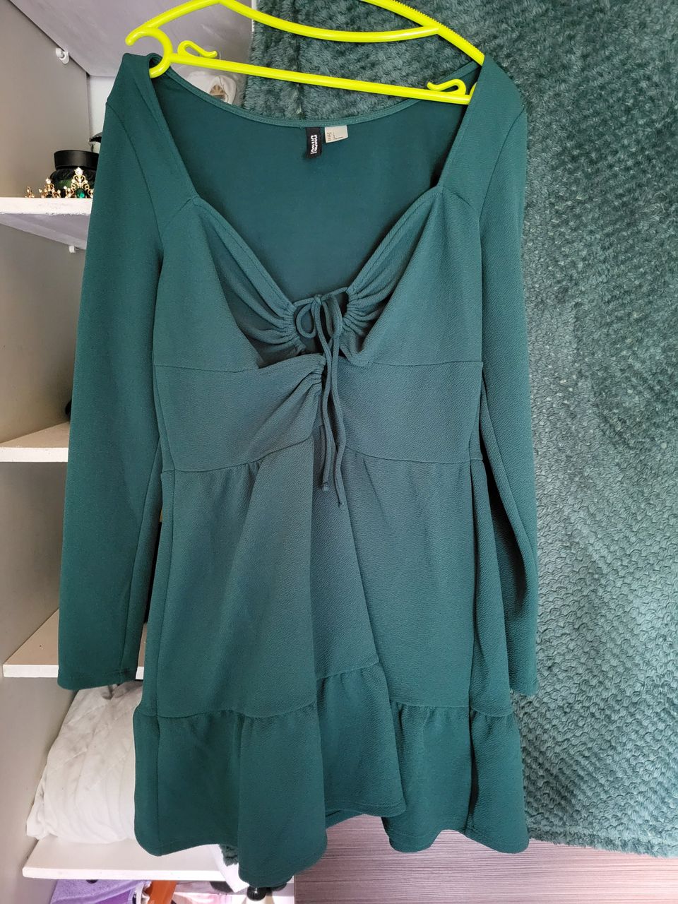 Smaragdinvihreä mekko