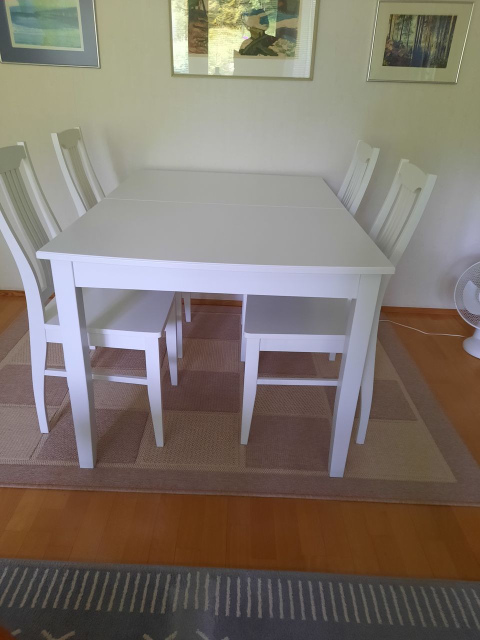 Valkonen ruokapöytä ja neljä tuolia