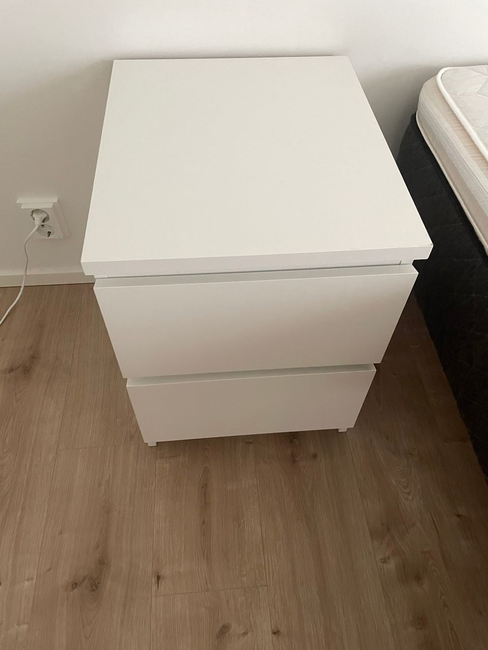 Ikea Malm yöpöytä