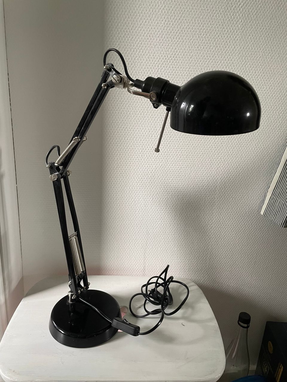 Musta pöytälamppu