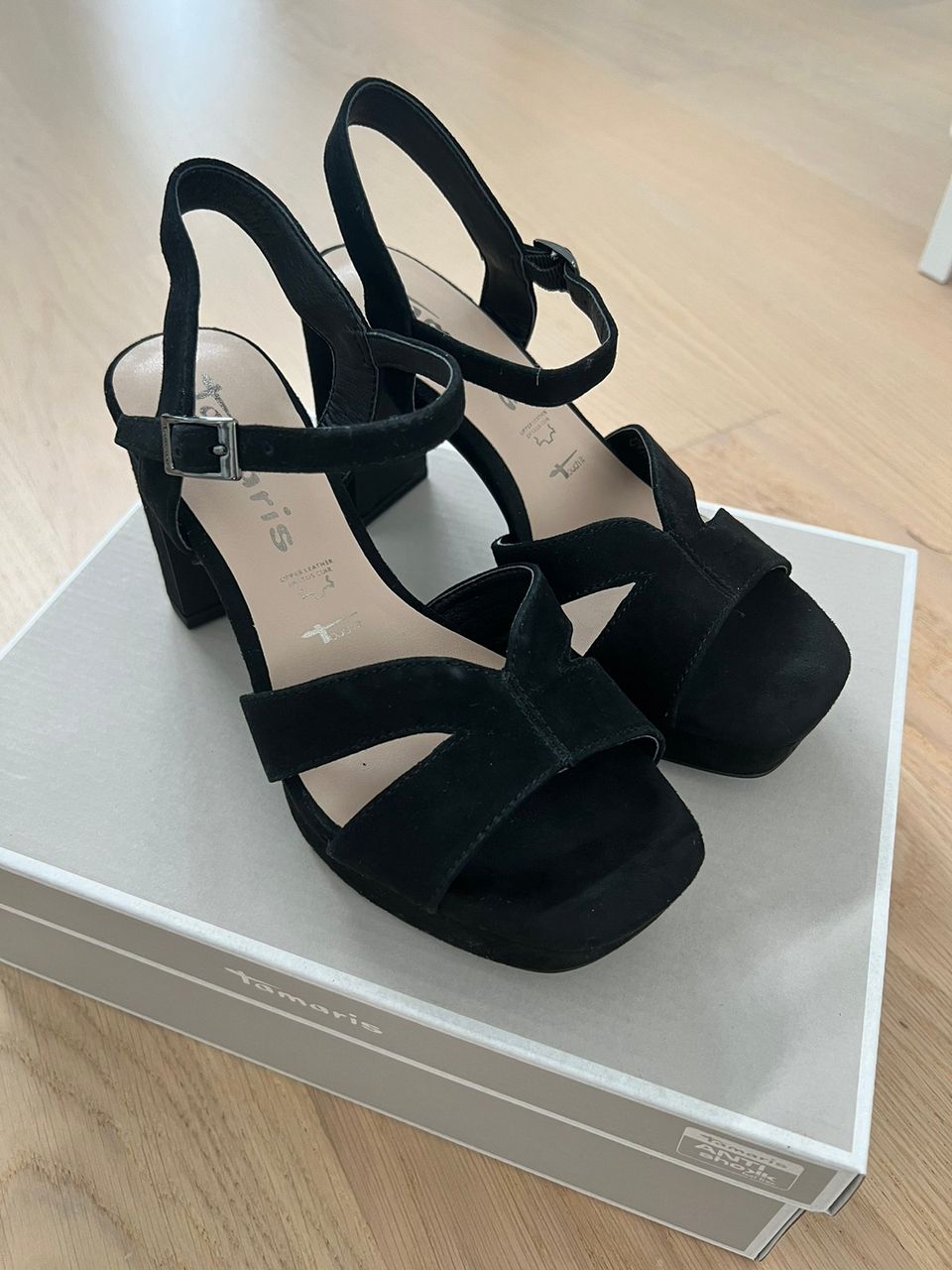 Uudet mustat korolliset sandaalit