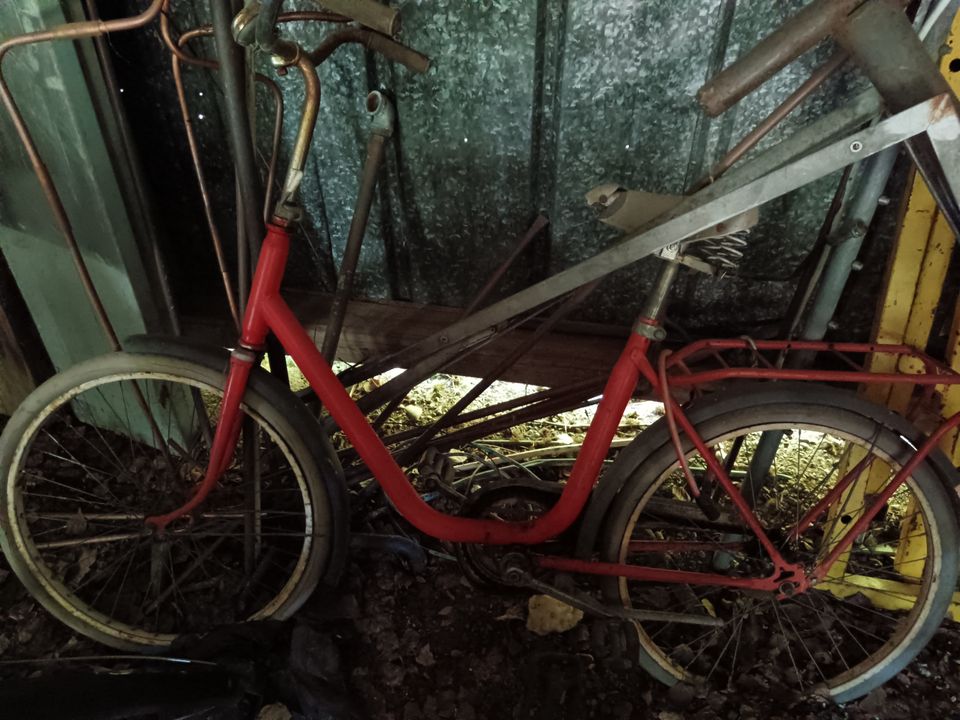 Jopon näköinen vanha pyörä