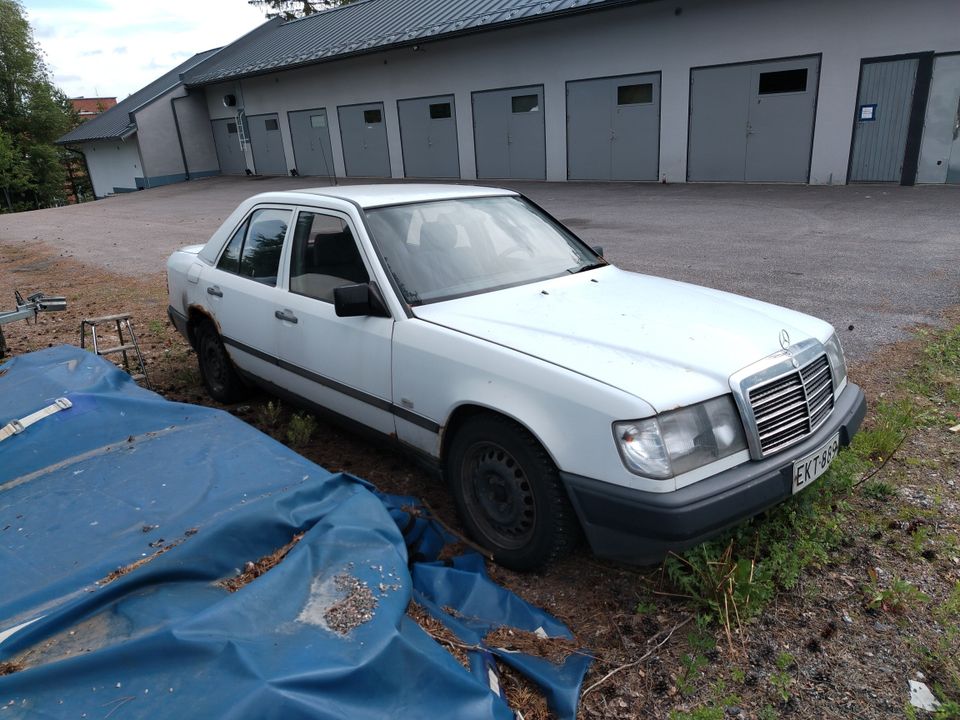 W124 200D varaosia