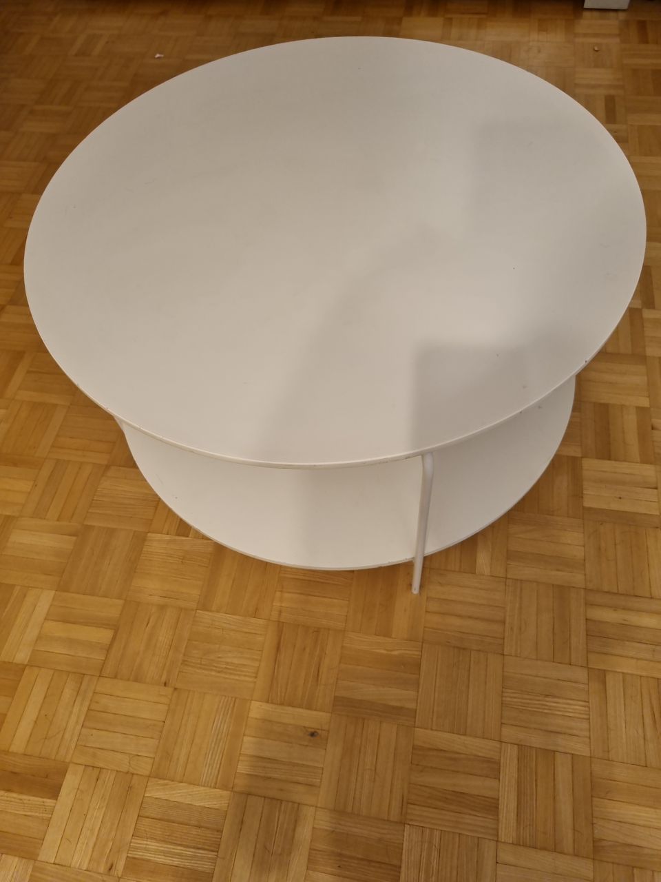 Olohuoneen pyöreä pöytä