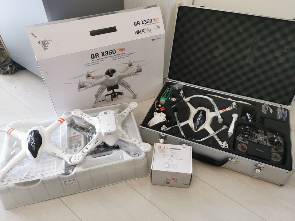 Kaksi Walkera QR X350 Pro dronea