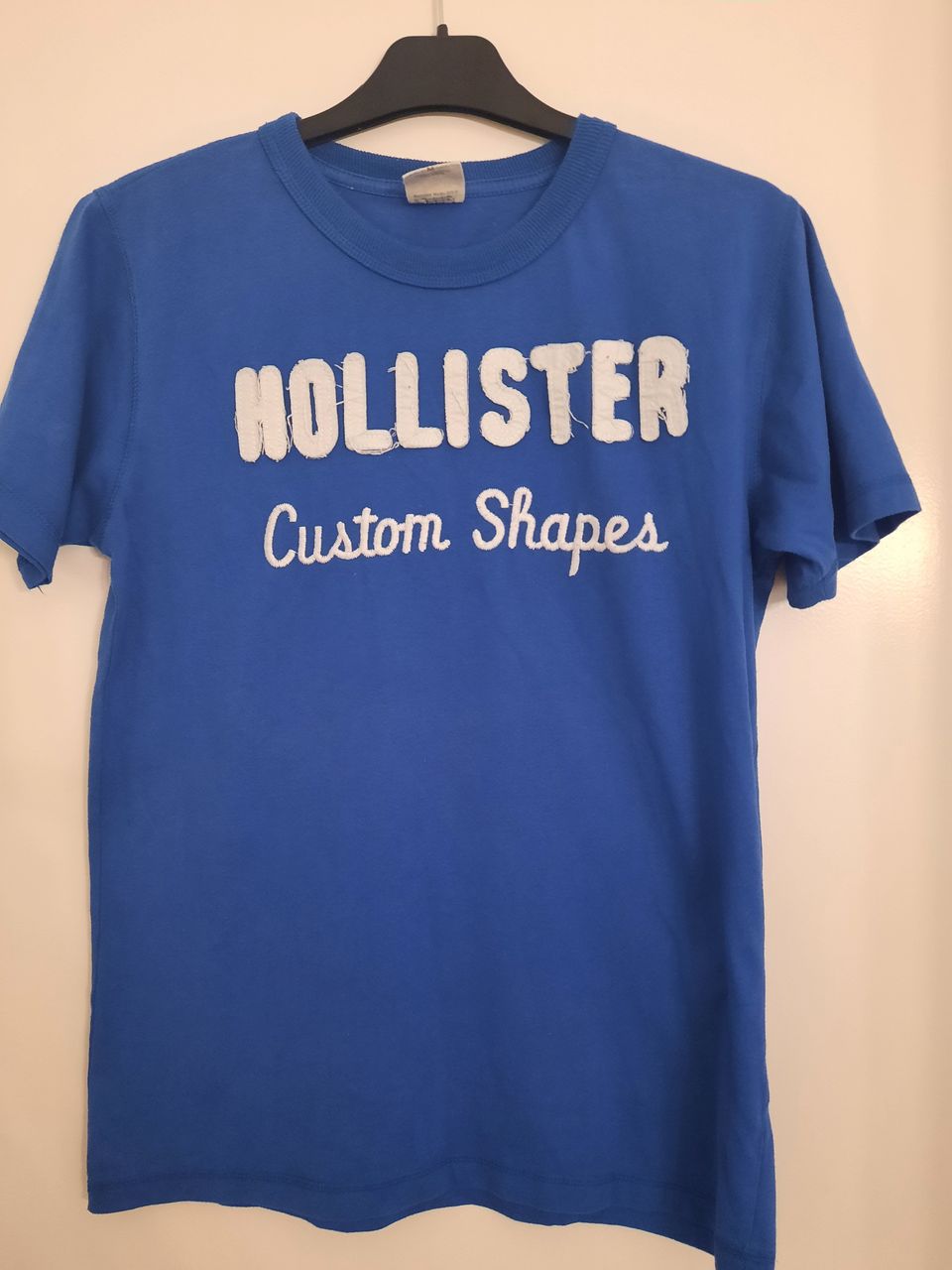 Miesten Hollister-merkkinen t-paita.
