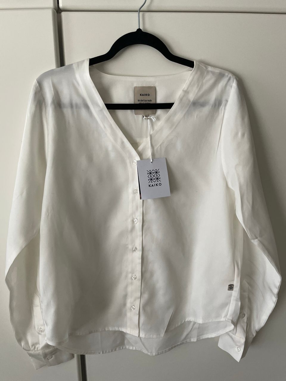 Uusi Kaiko v-neck button blouse (S, M)