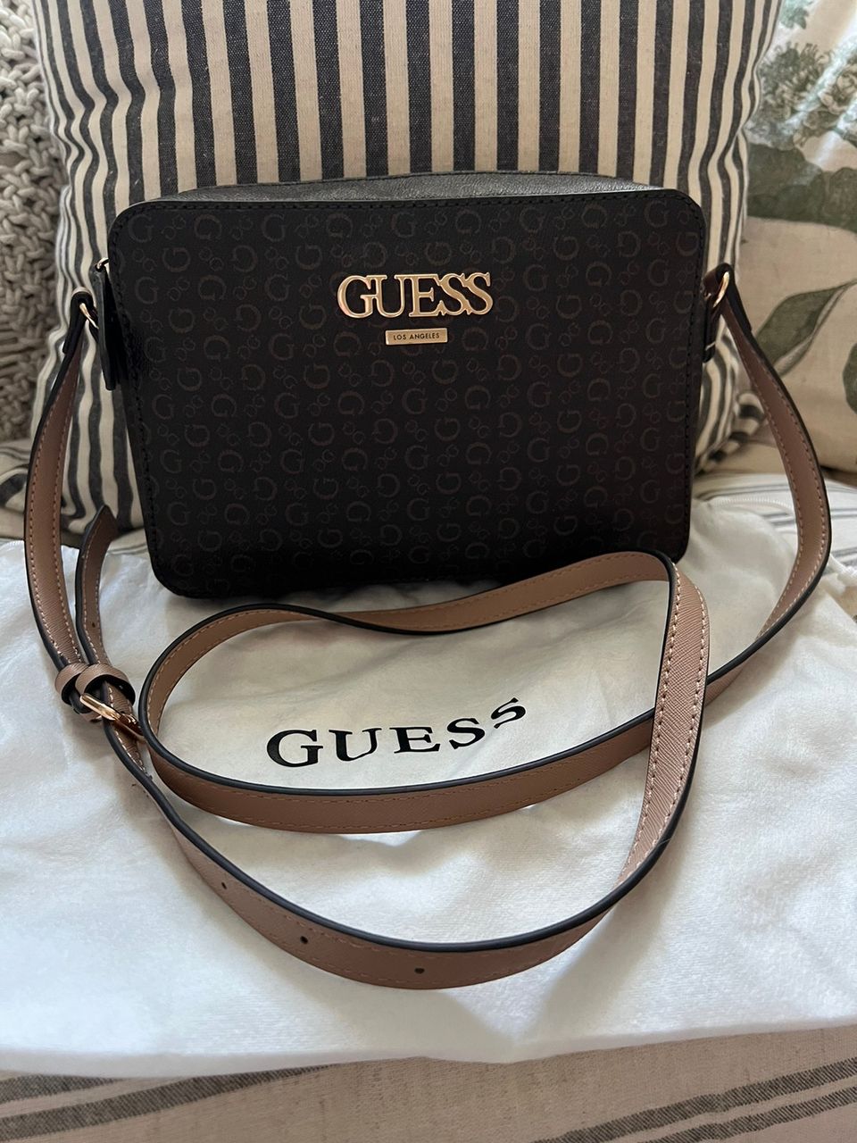 Guess crossbody laukku