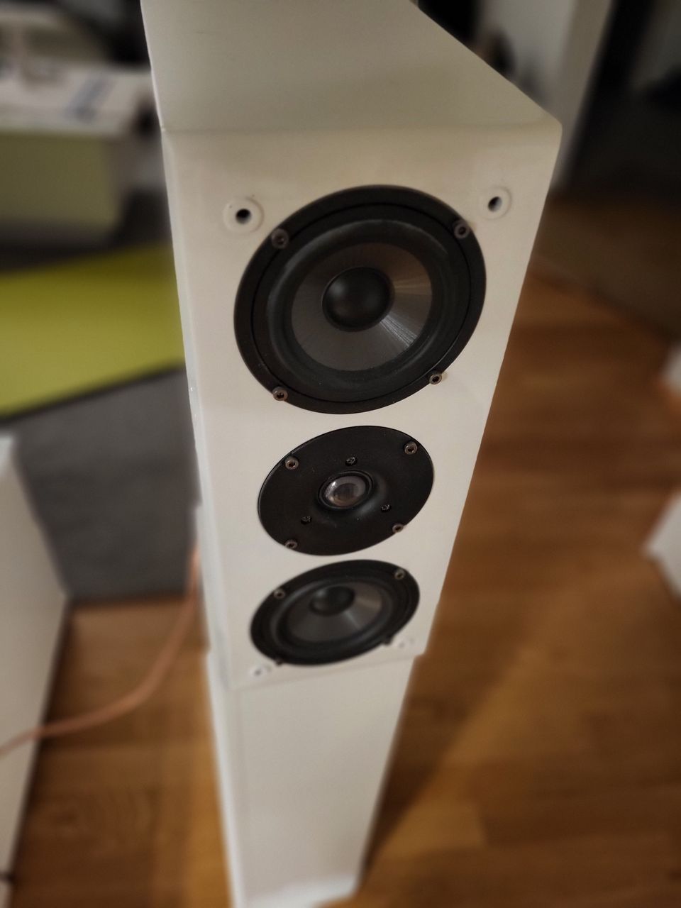 KODA 2x lattiakaiuttimet ja subwoofer