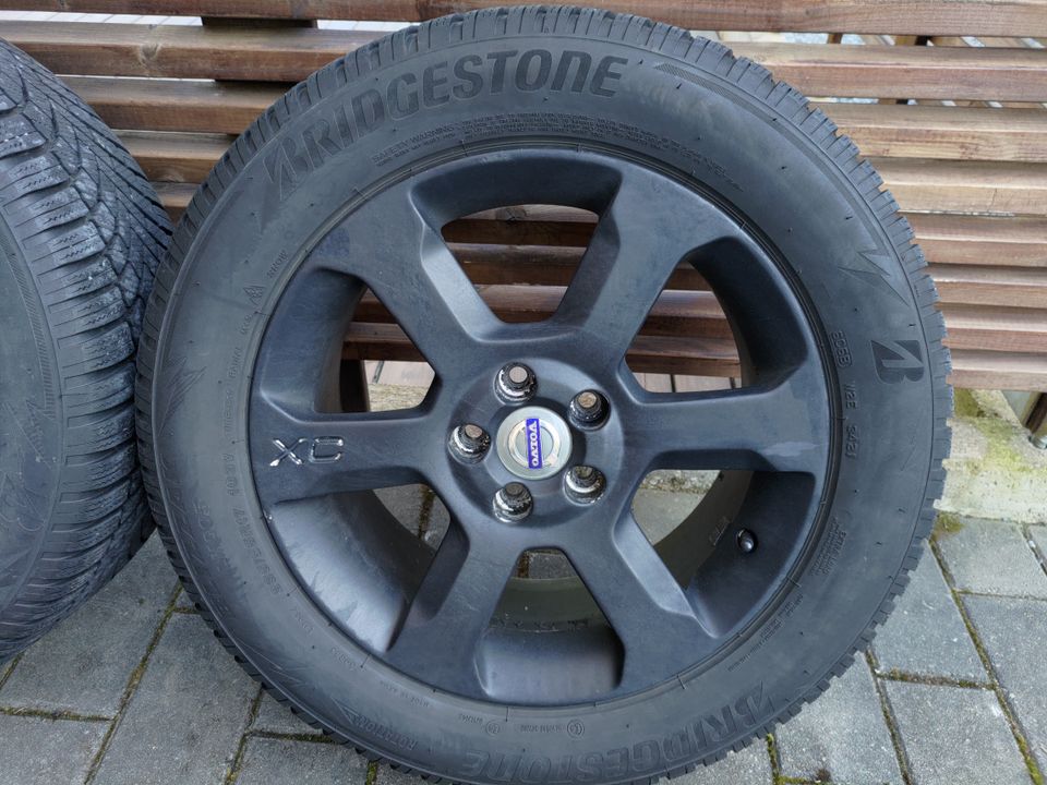 Harvinainen Tarjous: Original Volvo Vanteet ja 235/55 R17 Kitkarenkaat -sarja