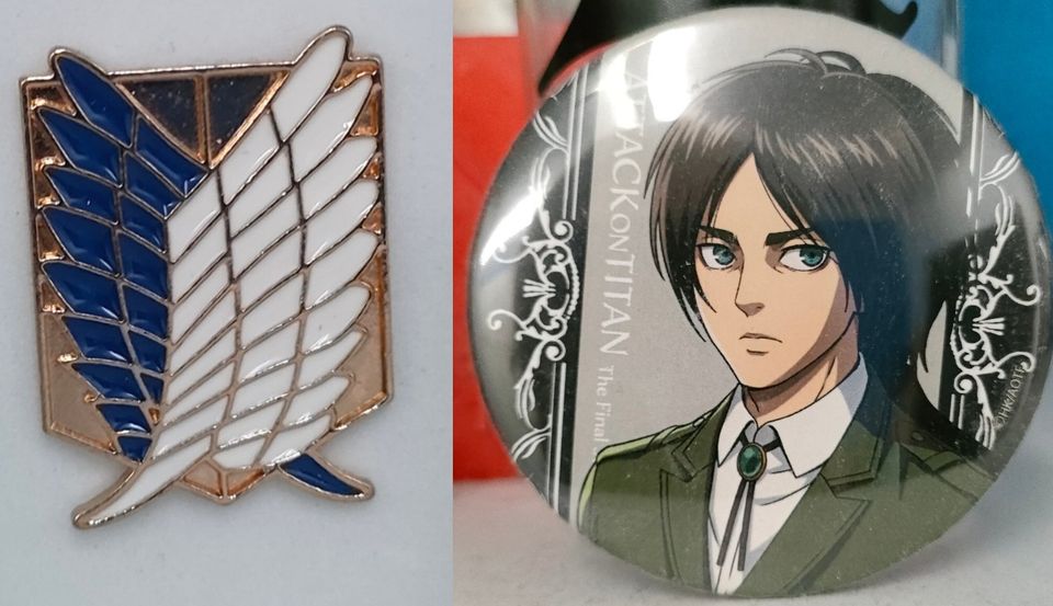 Kaksi Attack On Titan anime pinssiä