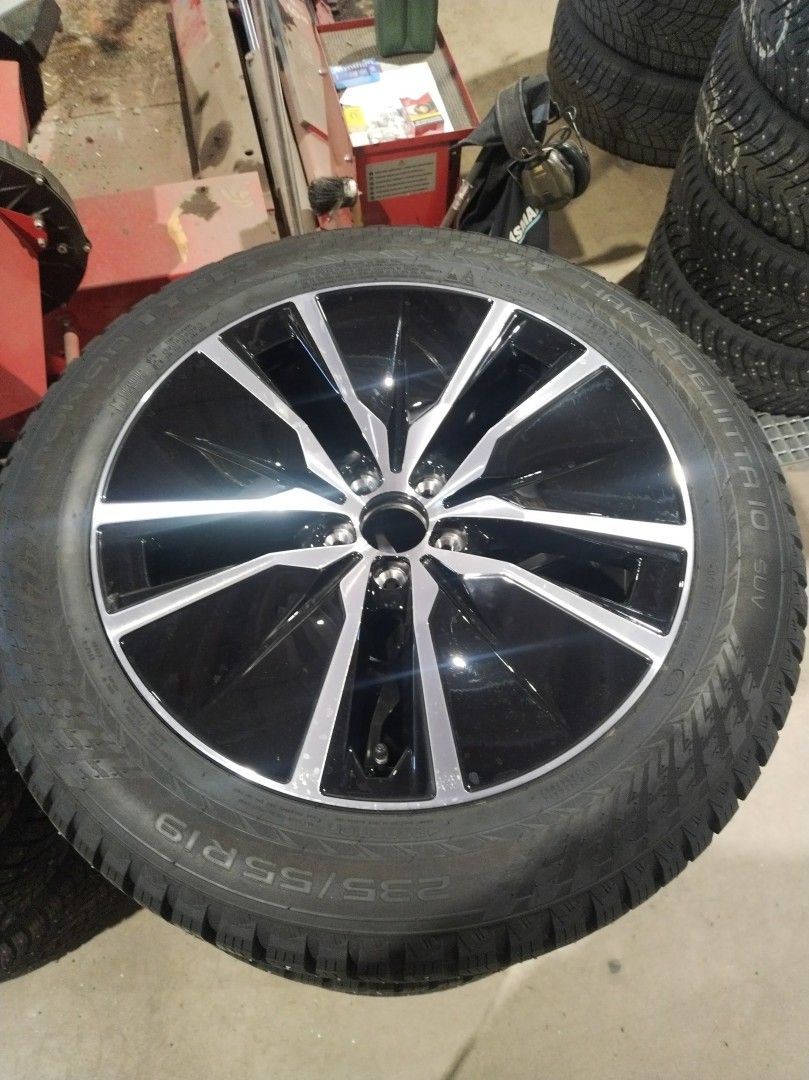 Käytetty 235/55r19 nokian hakkapeliitta 10 + volvo oem alu 5x108 8x19