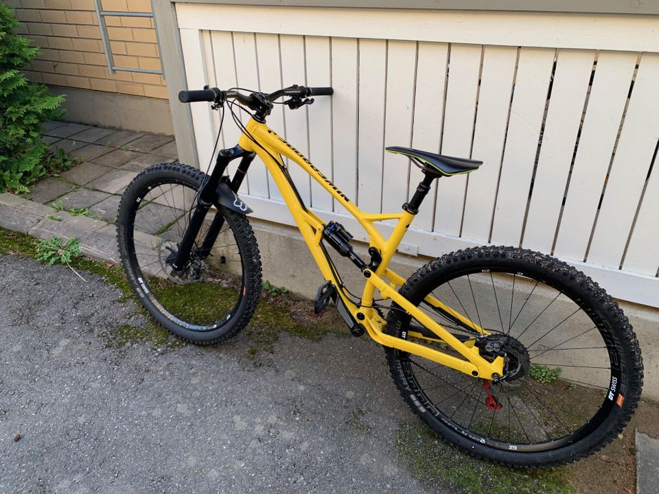 Syksyn hinta! Nukeproof täysijoustomaastopyörä (L)