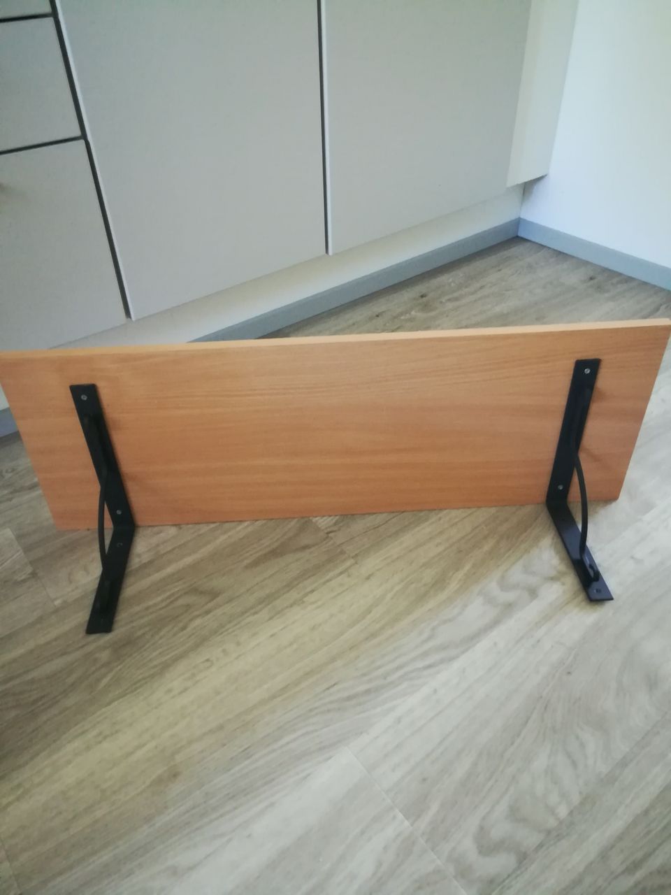 Hylly + kannattimet (80 cm x 28 cm)