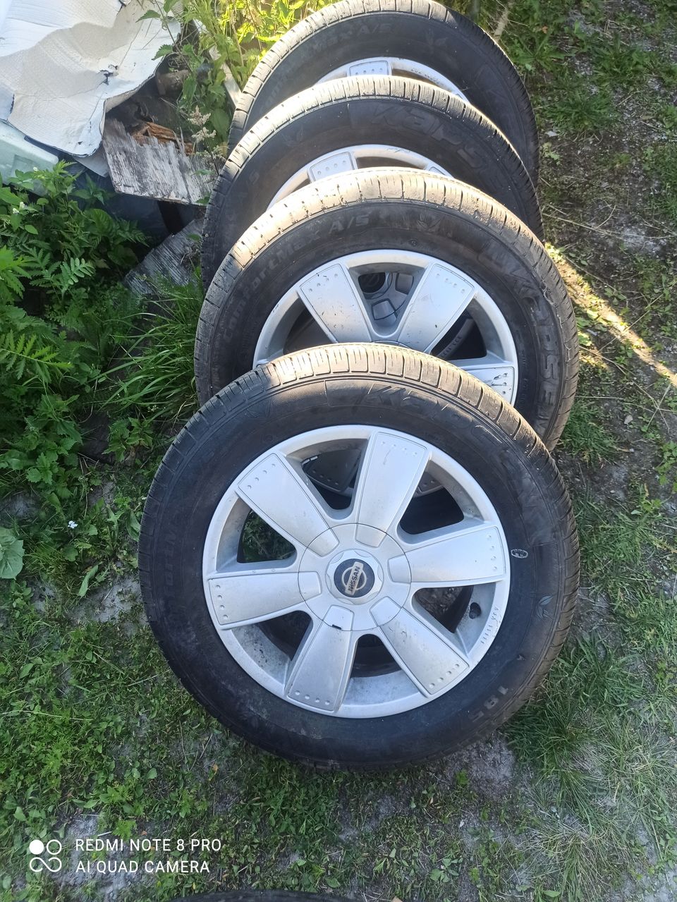 Nissanin alkuperäiset 15" aluvanteet 185/65x15 kesärenkailla