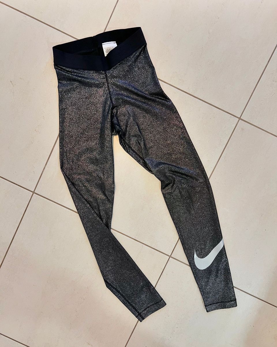 Nike hopeiset treenitrikoot