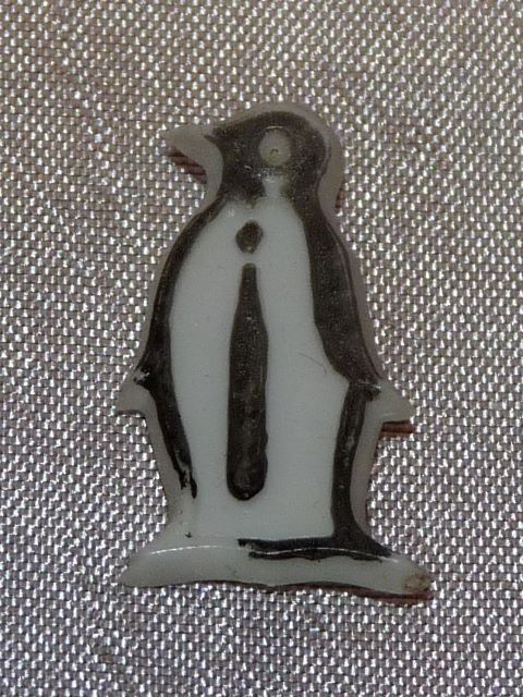Pieni Pingviini solmioneula rintakoru