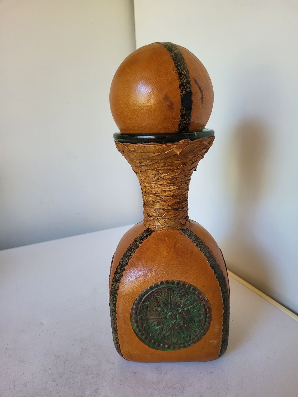 Vintage decanter nahkapäällyste